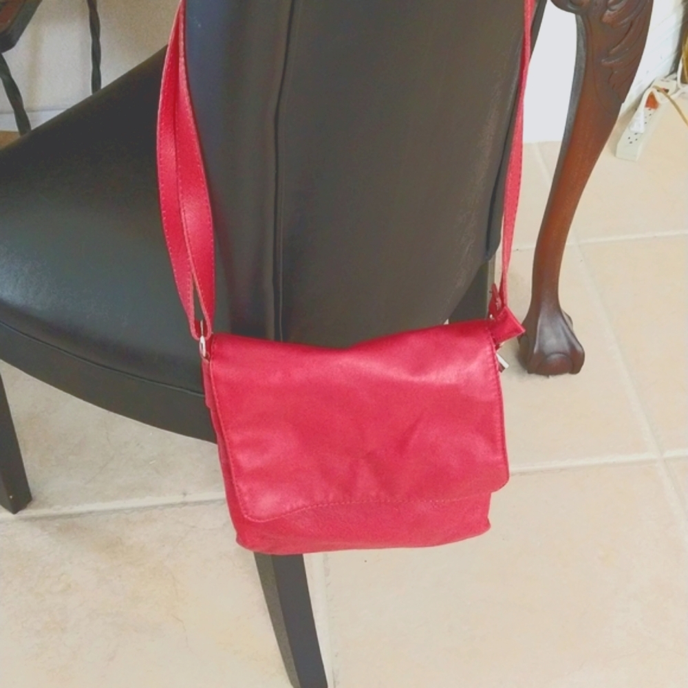 VGUC. Vera Pelle Leather Crossbody Purse Red.